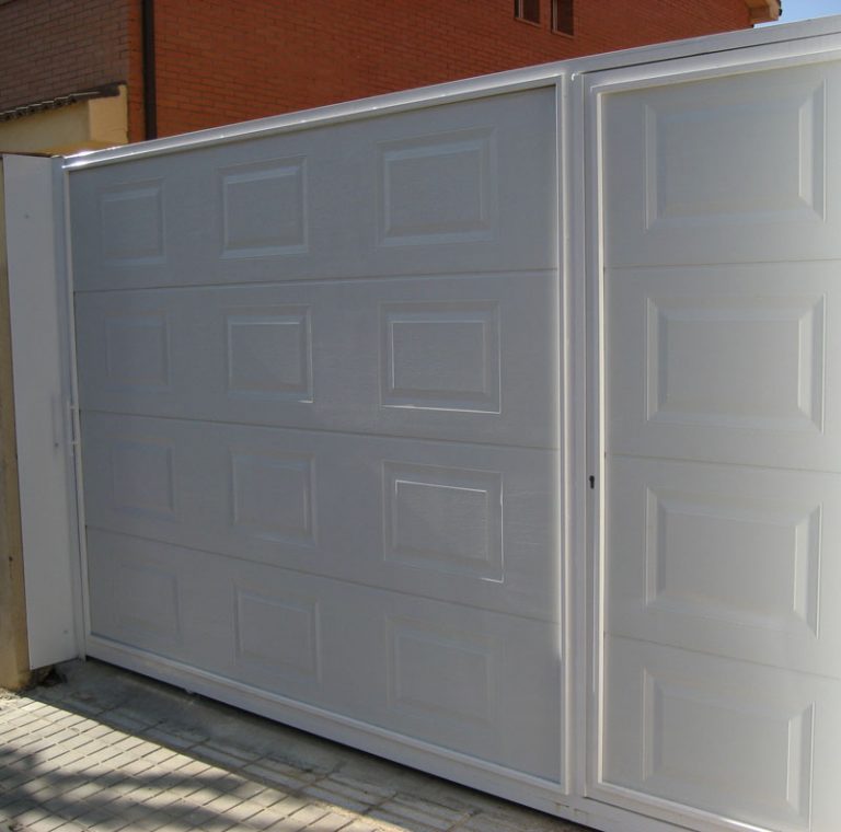 Aluminios Técnicos Cebreros puerta corredera peatonal - Aluminios