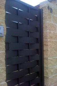 Aluminios Técnicos Cebreros puerta metálica formas