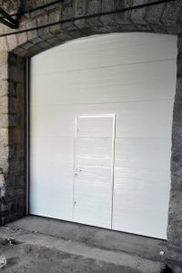 Aluminios Técnicos Cebreros puerta seccional cerrada
